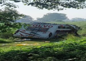लखीमपुर खीरी12अगस्त26*कांवड़ियों से भरी बस चालक की आंख लगने के कारण खाई में पलट गई। 