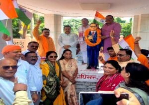 सुल्तानपुर12अगस्त26*शहीदों की प्रतिमाओं पर माल्यार्पण, निकाली तिरंगा यात्रा*