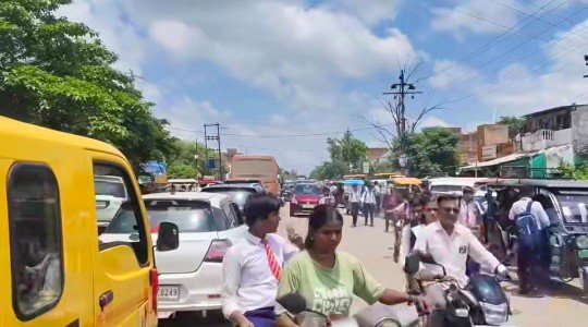 बांदा 12 अगस्त 26*सेंट मैरी स्कूल की छुट्टी में सड़क बन जाती है ‘पार्किंग जोन’, जाम में फंसते हैं बच्चे और एंबुलेंस*