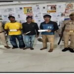 मथुरा 12 अगस्त 26* 03 अभियुक्तगण व 02 बाल अपचारी को चोरी के 04 पर्स , 1926 रुपये व 01 नाजायज चाकू सहित किया गया गिरफ्तार ।*