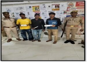 मथुरा 12 अगस्त 26* 03 अभियुक्तगण व 02 बाल अपचारी को चोरी के 04 पर्स , 1926 रुपये व 01 नाजायज चाकू सहित किया गया गिरफ्तार ।*