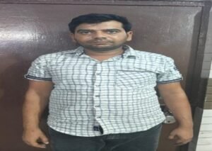 मथुरा 13 अगस्त 26* 01 अभियुक्त को 04 कूटरचित आधार कार्ड व 02 मोबाइल व 04 सिम वी0आई0 कम्पनी सहित किया गिरफ्तार ।*