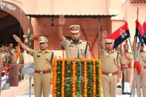मथुरा 15 अगस्त 26* वरिष्ठ पुलिस अधीक्षक द्वारा रिजर्व पुलिस लाइन में राष्ट्रीय ध्वज का ध्वजारोहण*