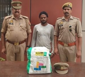 मथुरा 16 अगस्त 26* “ऑपरेशन प्रहार” के तहत 01 अभियुक्त को कुल 20 पव्वा अवैध देशी शराब के साथ गिरफ्तार किया गया ।*