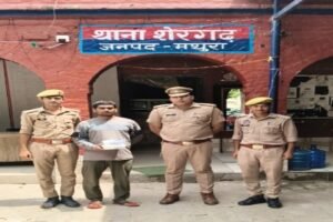 मथुरा 18 अगस्त 26*थाना शेरगढ़ पुलिस द्वारा मंदिर से चोरी करने वाले 01 अभियुक्त को चोरी के सामान सहित गिरफ्तार किया गया ।*