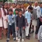 रीवा19अगस्त26*पड़ोखर गांव में रास्ते के अभाव में परेशान स्कूली बच्चे, कलेक्टर जनसुनवाई में पहुंचकर लगाई रास्ता बनाने की गुहार*