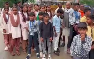 रीवा19अगस्त26*पड़ोखर गांव में रास्ते के अभाव में परेशान स्कूली बच्चे, कलेक्टर जनसुनवाई में पहुंचकर लगाई रास्ता बनाने की गुहार*