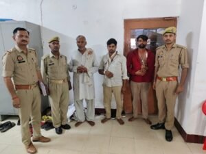 मथुरा 22 अगस्त 26* चकरोड़ की नाप-तौल को लेकर दो पक्षों में हुए विवाद मे 03 अभियुक्तगण को किया गया गिरफ्तार।*