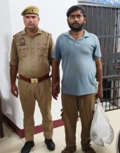 मथुरा 24 अगस्त 26* डकैती(ट्रान्सफार्मर) के मुकद्दमें में वांछित अभियुक्त 12 किग्रा0 तांबे के तार सहित गिरफ्तार किया गया ।*