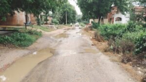सुल्तानपुर25अगस्त2026*कुड़वार-नौगवांतीर सड़क बनी मुसीबत, गड्ढों और जलभराव से दुर्घटना का खतरा*