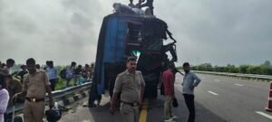 सुल्तानपुर 26अगस्त 2026*पीछे से ट्रक ने बस में मारी टक्कर,तीन यात्रियों की मौत*