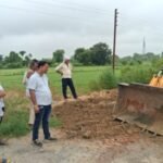 कानपुर नगर 27 अगस्त 26*ग्रामीणों की गुहार पर समाजसेवी अनुभव कटियार द्वारा गड्ढा युक्त संपर्क मार्ग पर ईटा मिट्टी का कराया गया भराव जेसीबी द्वारा