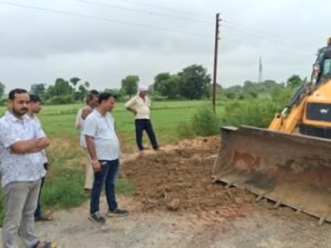 कानपुर नगर 27 अगस्त 26*ग्रामीणों की गुहार पर समाजसेवी अनुभव कटियार द्वारा गड्ढा युक्त संपर्क मार्ग पर ईटा मिट्टी का कराया गया भराव जेसीबी द्वारा