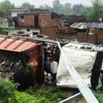 बांदा 27 अगस्त26*गोवंश को बचाने के चक्कर मे पलटा कचडे से भरा डंपर ट्राला हादसे मे ड्राइवर को आई हल्की चोट*