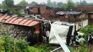 बांदा 27 अगस्त26*गोवंश को बचाने के चक्कर मे पलटा कचडे से भरा डंपर ट्राला हादसे मे ड्राइवर को आई हल्की चोट*