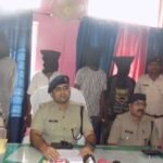 पूर्णिया बिहार27अगस्त26* 40 लाख के स्मैक के साथ 2 होमगार्ड सहित 5 गिरफ्तार, दालकोला चेकपोस्ट पर वसूली का खुलासा 