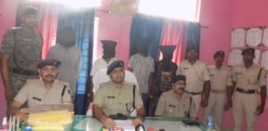 पूर्णिया बिहार27अगस्त26* 40 लाख के स्मैक के साथ 2 होमगार्ड सहित 5 गिरफ्तार, दालकोला चेकपोस्ट पर वसूली का खुलासा 