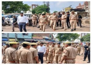 मथुरा 9 अगस्त 26 पुलिस अधीक्षक नगर एवं पुलिस अधीक्षक सुरक्षा एडीएम जनपद मथुरा द्वारा कृष्ण जन्मभूमि के पास फ्लैग मार्च*