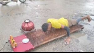 अलीगढ़10अगस्त26*अलीगढ़ में एक कांवड़िया बहुत खतरनाक दंडौती कांवड़ लेकर पहुंचा है.*