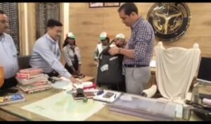 मथुरा13अगस्त26*एसडीएम सीपी सिंह ने दिव्यांग माँ बाप की चार सन्तानो को गोद लिया।