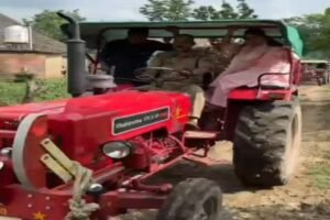 बिजनौर19अगस्त26*बाढ़ ग्रस्त इलाकों में डीएम जसजीत कौर का दौरा! ट्रैक्टर चलाकर नगीना-बढ़ापुर का लिया जायजा,