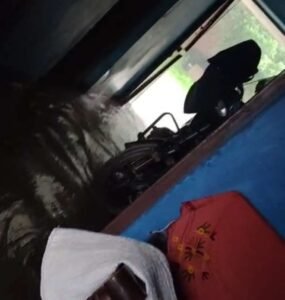 रीवा21अगस्त26*झमाझम बारिश से घर में घुसा पानी, सालभर का अनाज हुआ बर्बाद