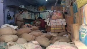 हाथरस1अगस्त26* सिक्कों की कालाबाजारी का बड़ा भंडाफोड़ ,35 लाख के सिक्कों से भरे 66 बोरे बरामद हाथरस1अगस्त26* सिक्कों की कालाबाजारी का बड़ा भंडाफोड़ ,35 लाख के सिक्कों से भरे 66 बोरे बरामद