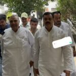 मुजफ्फरनगर7 सितंबर 26** सूत्रों के अनुसार हाउस अरेस्ट के बीच पुलिस को गच्चा देकर सहारनपुर रवाना हुए सांसद हरेंद्र मलिक,,,,