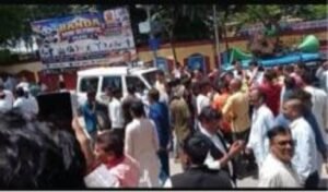 बांदा 7 सितंबर 26*जर्जर दीवार गिरने से ग्रामीण का लाखों का नुकसान, मुआवजा मांगने पर दबंगों ने दी धमकी