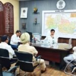 Riva7 सितम्बर 26*सागर की घटना के बाद रीवा संभाग में प्रशासन अलर्ट, कमिश्नर शैलेन्द्र सिंह ने दिए अवैध और कच्ची शराब पर सख्त कार्रवाई के निर्देश*