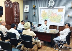 Riva7 सितम्बर 26*सागर की घटना के बाद रीवा संभाग में प्रशासन अलर्ट, कमिश्नर शैलेन्द्र सिंह ने दिए अवैध और कच्ची शराब पर सख्त कार्रवाई के निर्देश*