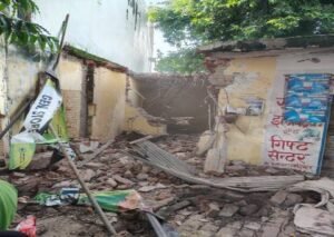 कानपुर नगर 9 सितंबर 26*चकरोड खाली कराए जाने के मामले में आधी दुकान गिराकर रोका गया मामला