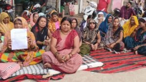 बांदा 2 सितंबर26*में दहेज का कहर: ससुराल वालों ने बेटी को मां से मिलने से रोका, न्याय के लिए अशोक लाट पर अनशन पर बैठी पीड़िता*