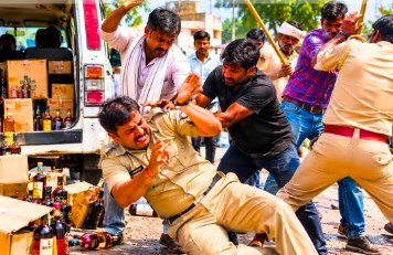 सतना13सितंबर 26*आबकारी टीम पर शराब माफिया का हमला रामपुर बघेलान के जमुना गांव में अवैध शराब पकड़ने गई टीम से मारपीट*
