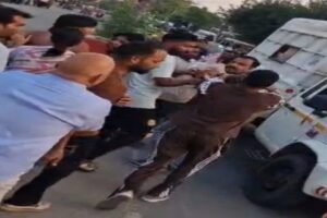 मुजफ्फरनगर 13 सितंबर 26*जिला अस्पताल के सामने टक्कर लगने पर वाहन चालक को कई लोगों ने पीटा ,,