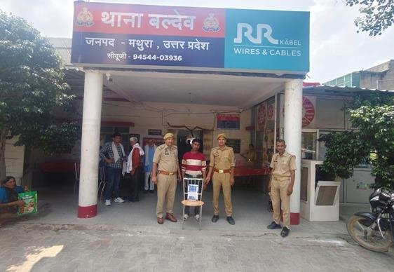 मथुरा 14 सितंबर 26*थाना बलदेव पुलिस द्वारा 01 अभियुक्त 01 अवैध शस्त्र सहित किया गया गिरफ्तार।*