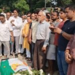 सुल्तानपुर 15 सितंबर 26*तिरंगे में लिपटा शहीद का पार्थिव शरीर पहुंचा गांव,अंतिम दर्शन को उमड़ा जनसैलाब*