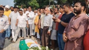 सुल्तानपुर 15 सितंबर 26*तिरंगे में लिपटा शहीद का पार्थिव शरीर पहुंचा गांव,अंतिम दर्शन को उमड़ा जनसैलाब*