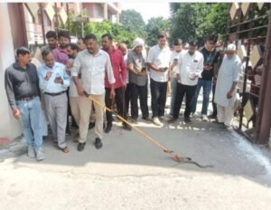 मुज़फ्फरनगर, 18 सितंबर2026*विकास भवन में लंबा सांप निकलने से मचा हड़कंप, वन विभाग की टीम ने किया सुरक्षित रेस्क्यू