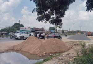 लखीमपुर खीरी23 सितम्बर 26*अजमानी इंटरनेशनल स्कूल के पास हाईवे पर हादसे का खतरा,