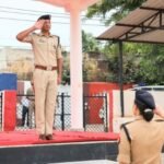 मथुरा 25 सितंबर 26 वरिष्ठ पुलिस अधीक्षक मथुरा द्वारा परेड में सलामी ग्रहण कर परेड का किया निरीक्षण