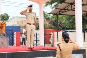 मथुरा 25 सितंबर 26 वरिष्ठ पुलिस अधीक्षक मथुरा द्वारा परेड में सलामी ग्रहण कर परेड का किया निरीक्षण