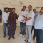 बांदा 25 सितंबर 26*नियम विरुद्ध तहबाजारी वसूली बंद कराने को लेकर ट्रक ऑपरेटरों ने डीएम को सौंपा ज्ञापन*