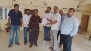बांदा 25 सितंबर 26*नियम विरुद्ध तहबाजारी वसूली बंद कराने को लेकर ट्रक ऑपरेटरों ने डीएम को सौंपा ज्ञापन*