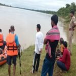 बांदा 27 सितंबर 26*बाढ़ के तेज बहाव में युवक नाव समेत बहा ,पांच किमी दूर सुरक्षित मिला*