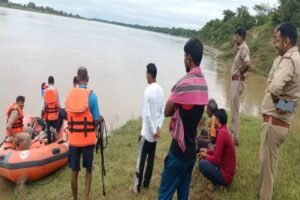 बांदा 27 सितंबर 26*बाढ़ के तेज बहाव में युवक नाव समेत बहा ,पांच किमी दूर सुरक्षित मिला*