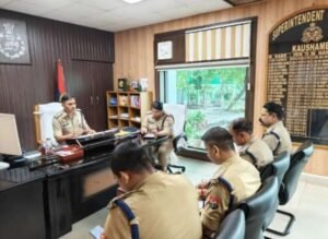कौशाम्बी 27 सितम्बर 26*सीओ के साथ एसपी ने किया मासिक समीक्षा गोष्टी*