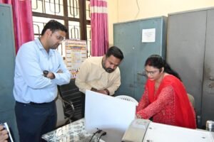 कानपुर28 सितंबर 26*जिलाधिकारी ने विकास भवन के विभिन्न कार्यालयों का किया औचक निरीक्षण