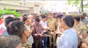 लखनऊ 28 सितंबर 26*लखनऊ में करीब 300 पूर्व सैनिकों ने UP पुलिस भर्ती बोर्ड का घेराव किया। लखनऊ 28 सितंबर 26*लखनऊ में करीब 300 पूर्व सैनिकों ने UP पुलिस भर्ती बोर्ड का घेराव किया।