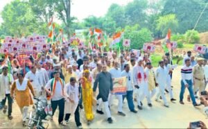 कौशाम्बी 28 सितम्बर 26*चुनाव आयोग की कथित अनियमितताओं और ज्ञानेश कुमार के इस्तीफे की मांग को लेकर कांग्रेसियों का प्रदर्शन*